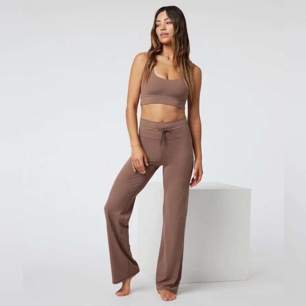 Vuori Women's Daily Wide leg -Medium/Short pants in Hazelnut